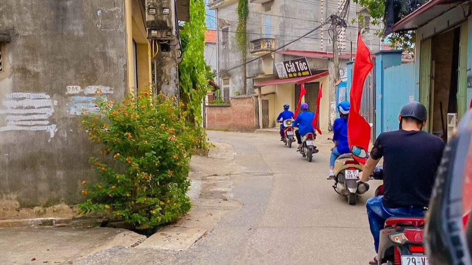 Đoàn viên, thanh niên xã Tích Giang tuyên truyền lưu động phòng chống dịch