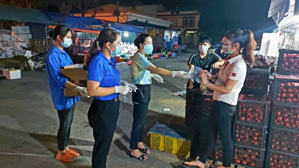 Đoàn viên, thanh niên phường Phú Thịnh trao tặng kính chắn giọt bắn tới các tiểu thương 