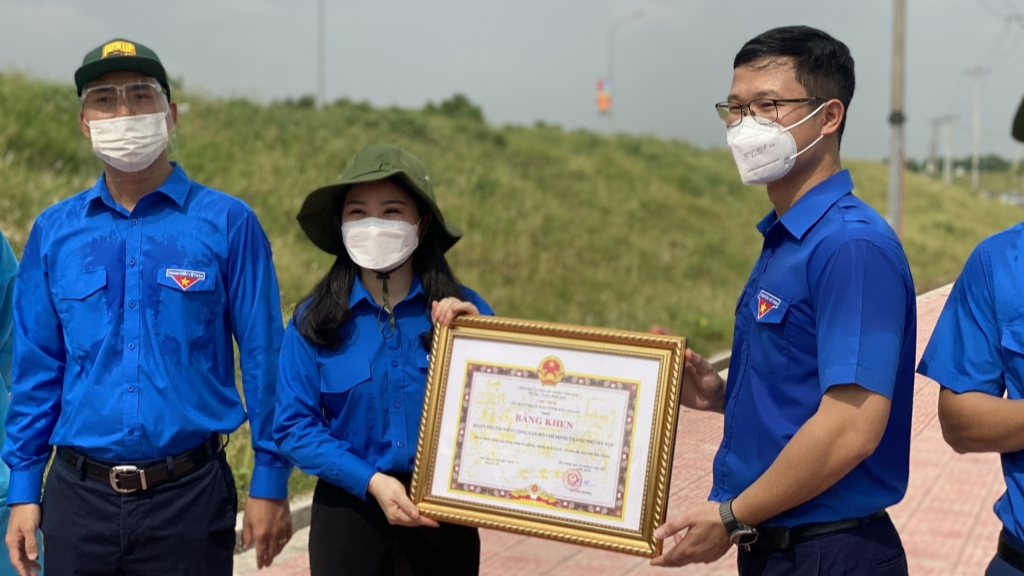 Thành đoàn Hà Nội đón nhận Bằng khen của UBND tỉnh Bắc Giang 