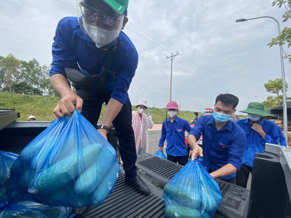 Tuổi trẻ Bắc Giang gửi nhu yếu phẩm tới Nhân dân Hà Nội