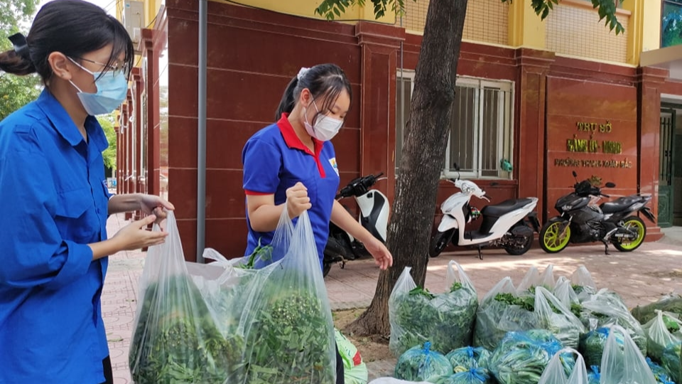 Tuổi trẻ Thanh Xuân phân loại và vận chuyển rau xanh tới các hộ gia đình trong khu phong tỏa