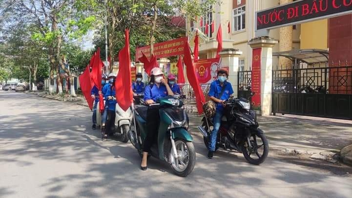 Đoàn viên phường Hạ Đình tuyên truyền lưu động phòng chống Covid-19