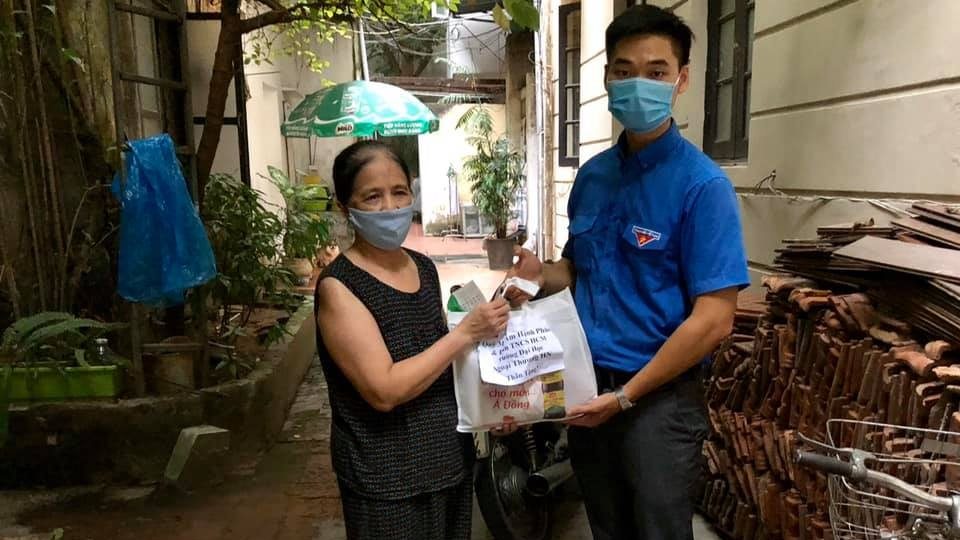 Tuổi trẻ quận Hoàn Kiếm trao tặng quà tới các gia đình khó khăn Tuổi trẻ quận Hoàn Kiếm trao tặng quà tới các gia đình khó khăn