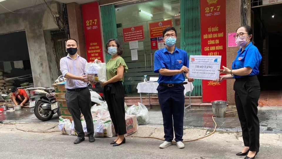 Tuổi trẻ Hoàn Kiếm trao 300 suất quà tới hộ khó khăn Tuổi trẻ Hoàn Kiếm trao 300 suất quà tới hộ khó khăn
