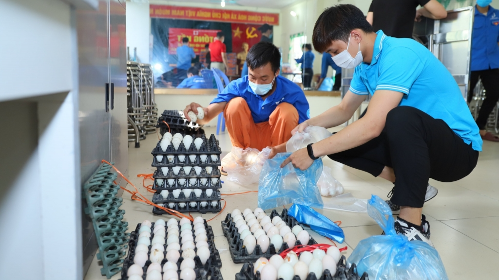 Thanh niên tình nguyện hỗ trợ tiêu thụ trứng vịt cho nông dân 