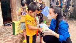 Hàng trăm em nhỏ ở Bắc Từ Liêm và Thường Tín nhận "Suất quà trao em” của Hội đồng Đội