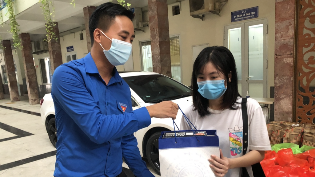 Đồng chí Nguyễn Đức Tiến, Ủy viên Ban chấp hành Trung ương Đoàn, Phó Bí thư Thường trực Thành đoàn, Chủ tịch Hội LHTN Việt Nam thành phố Hà Nội tặng quà tới sinh viên Đồng chí Nguyễn Đức Tiến, Ủy viên Ban chấp hành Trung ương Đoàn, Phó Bí thư Thường trực Thành đoàn, Chủ tịch Hội LHTN Việt Nam thành phố Hà Nội tặng quà tới sinh viên