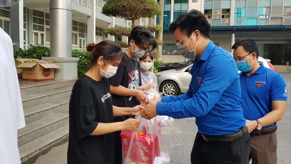 Các phần quà được đồng chí Trần Quang Hưng, Phó Bí thư Thành đoàn, Chủ tịch Hội Sinh viên thành phố Hà Nội trao tặng tới sinh viên Các phần quà được đồng chí Trần Quang Hưng, Phó Bí thư Thành đoàn, Chủ tịch Hội Sinh viên thành phố Hà Nội trao tặng tới sinh viên