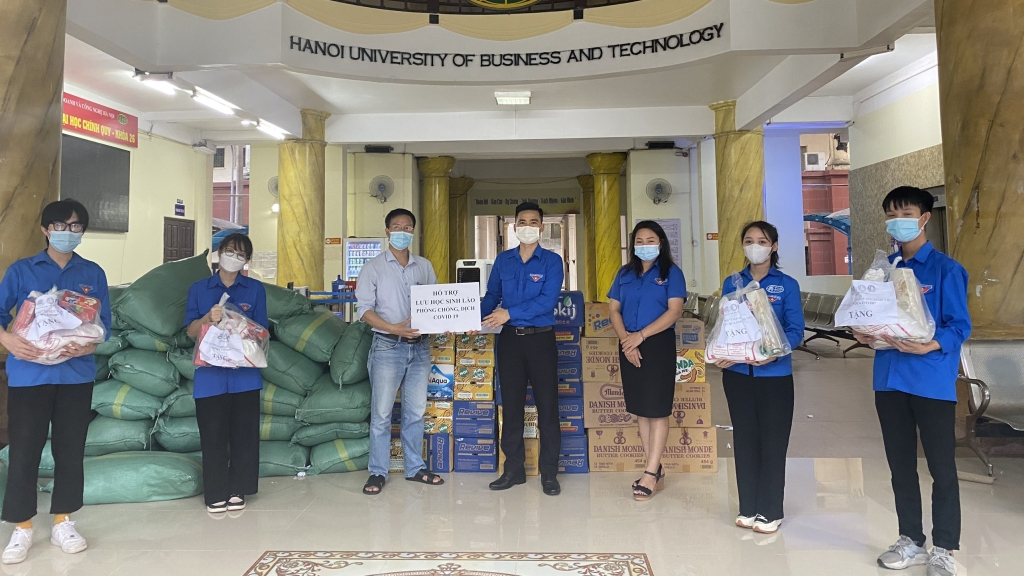 Đồng chí Lý Duy Xuân, Phó Bí thư Thành đoàn, Chủ tịch Hội đồng Đội thành phố Hà Nội trao quà tới sinh viên trường Đại học Đồng chí Lý Duy Xuân, Phó Bí thư Thành đoàn, Chủ tịch Hội đồng Đội thành phố Hà Nội trao quà tới sinh viên trường Đại học