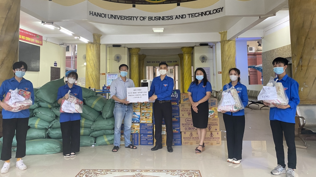 Đồng chí Lý Duy Xuân, Phó Bí thư Thành đoàn, Chủ tịch Hội đồng Đội thành phố Hà Nội trao quà tới sinh viên trường Đại học 