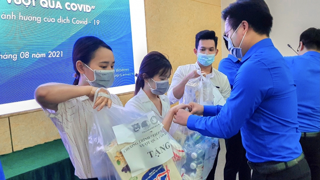 Sinh viên trường Đại học Công đoàn nhận quà từ chương trình Hà Nội: Sinh viên 11 trường đại học, học viện, cao đẳng nhận quà “Vượt qua Covid”