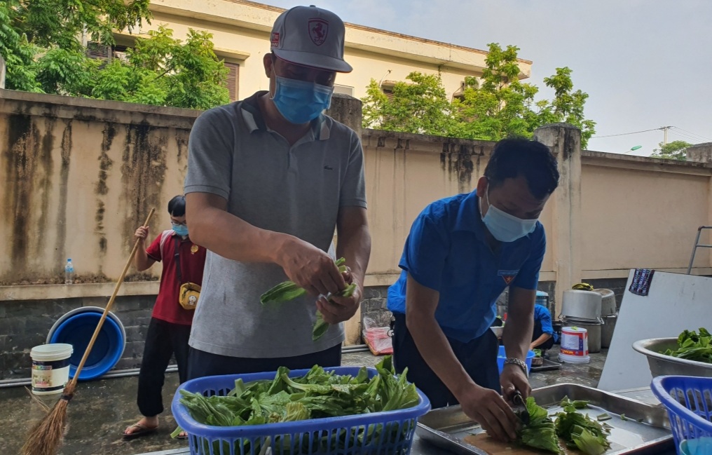 Mỗi suất ăn chứa đựng tấm lòng của tuổi trẻ dành cho tuyến đầu và người dân khó khăn 