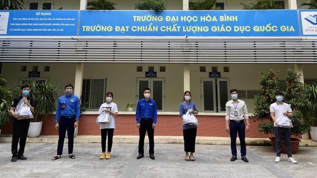 Đồng chí Lý Duy Xuân, Phó Bí thư Thành đoàn Hà Nội tặng quà sinh viên trường Đại học Hòa Bình