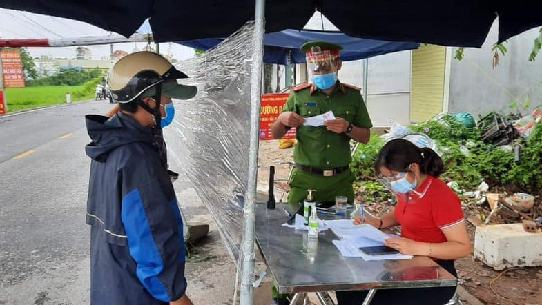 Thanh niên Ba Vì tham gia trực chốt kiểm soát Covid-19