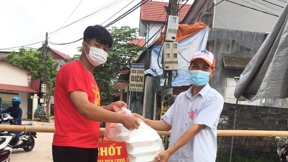 Gửi tặng suất ăn đến các lực lượng trực chốt 