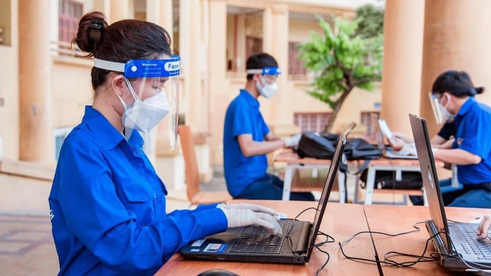Tuổi trẻ Hai Bà Trưng hỗ trợ tiêm vắc -xin phòng Covid-19 trên địa bàn 