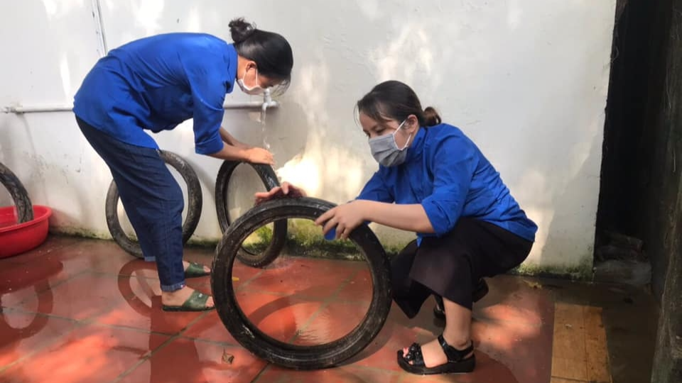 Những chiếc lốp xe không còn giá trị sử dụng được bạn trẻ xã Đức Hòa tái chế 
