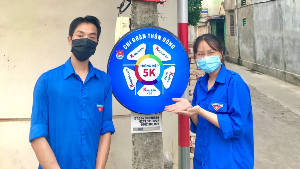 Những tấm biển có màu sắc bắt mắt mang truyền tải thông điệp chống dịch đến người dân 