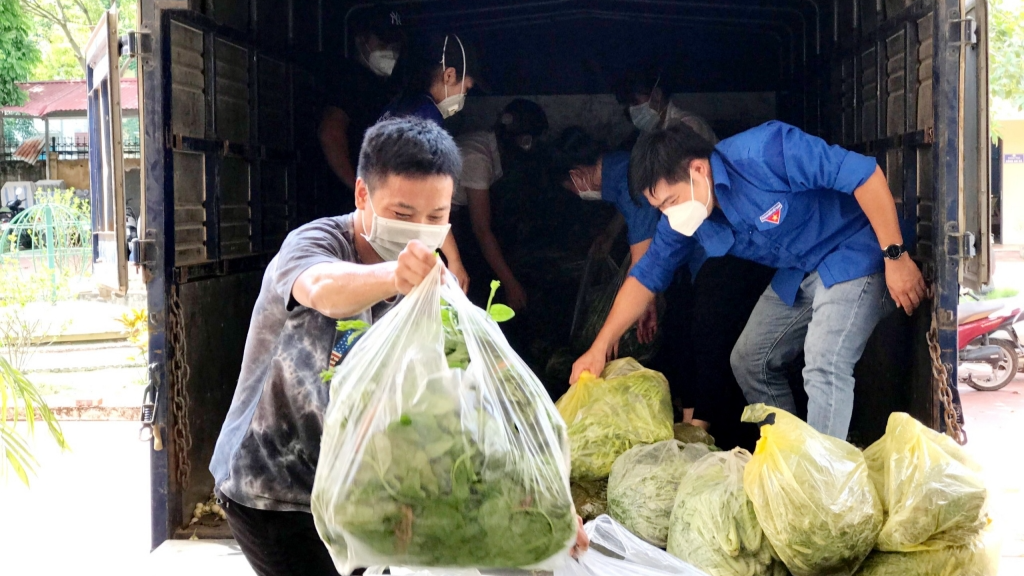 Thanh niên tình nguyện của xã đều đã được tiêm vắc-xin phòng Covid-19 để đảm bảo an toàn 