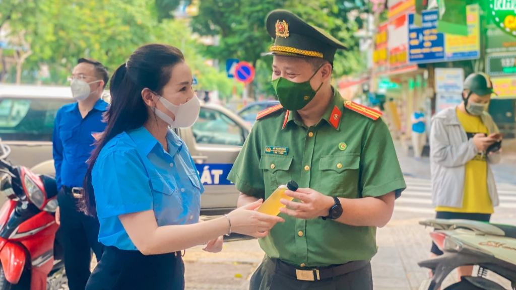 Đồng chí Bùi Lan Phương, Phó Bí thư Thành đoàn, Phó Chủ tịch Thường trực Hội đồng Đội thành phố Hà Nội gửi tặng nước tới cán bộ, chiến sĩ công an 