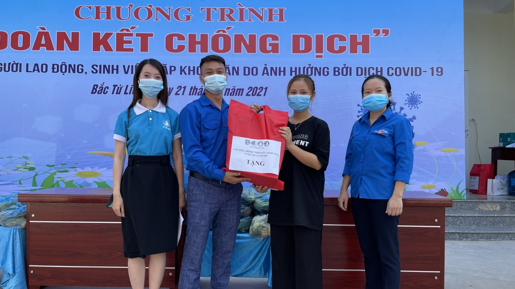 Hàng nghìn suất quà tiếp tục đến tay sinh viên và người lao động gặp khó khăn