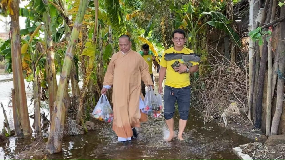 Đại đức Thích Trí Định mang những món quà đến với người khó khăn 