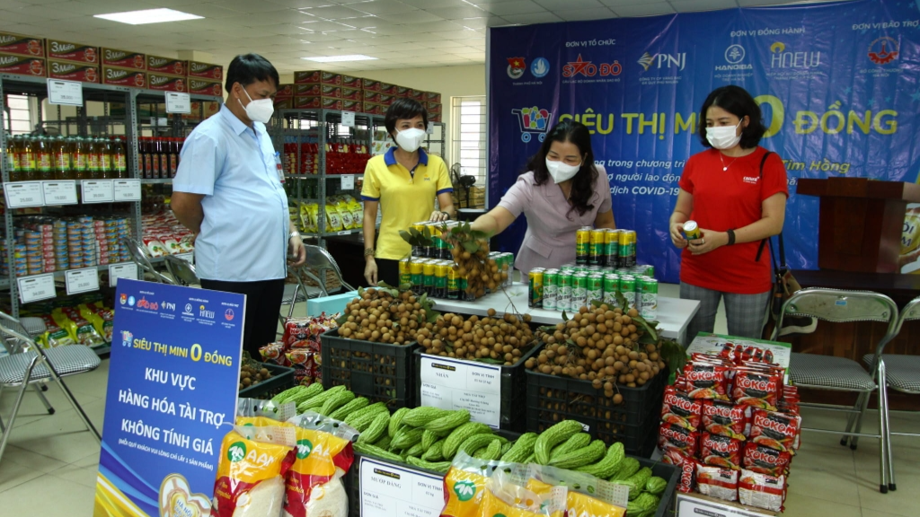 Các đồng chí lãnh đạo quận Thanh Xuân tham quan các gian hàng của siêu thị