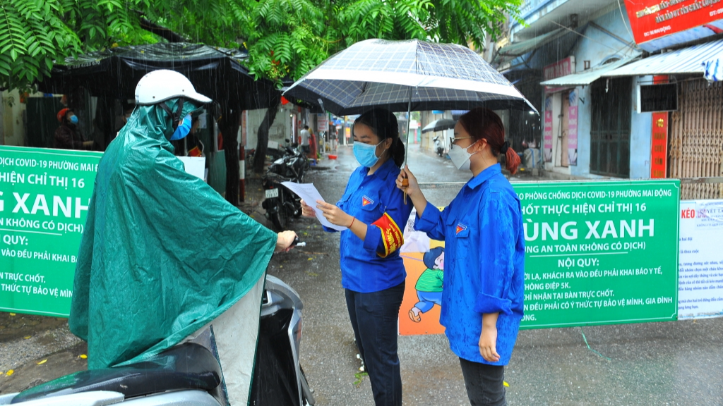 Tuổi trẻ Hoàng Mai  tham gia trực chốt vùng xanh