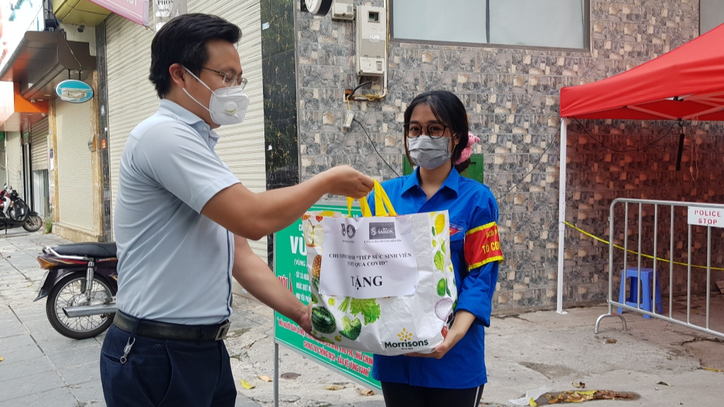 Đồng chí Trần Quang Hưng, Phó Bí thư Thành đoàn, Chủ tịch Hội Sinh viên thành phố Hà Nội trao tặng quà tới sinh viên đang ở trọ trên địa bàn quận Cầu Giấy Đồng chí Trần Quang Hưng, Phó Bí thư Thành đoàn, Chủ tịch Hội Sinh viên thành phố Hà Nội trao tặng quà tới sinh viên đang ở trọ trên địa bàn quận Cầu Giấy