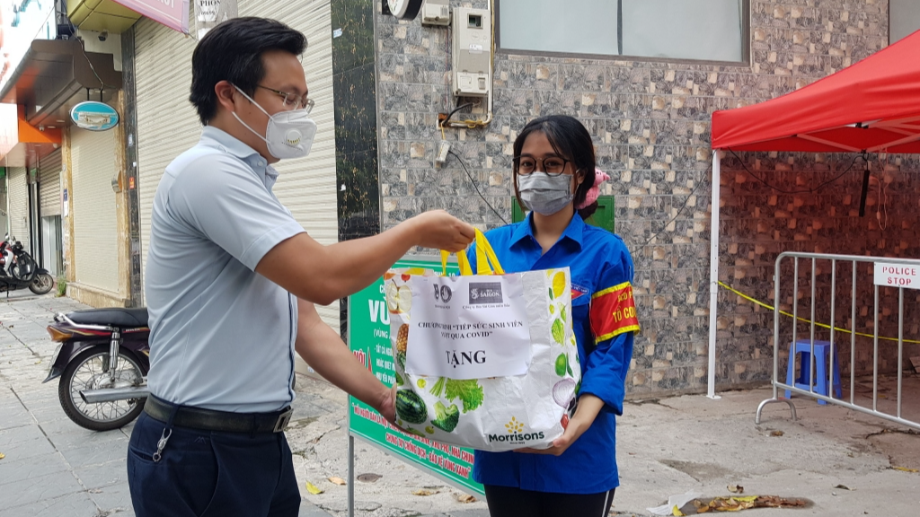 Đồng chí Trần Quang Hưng, Phó Bí thư Thành đoàn, Chủ tịch Hội Sinh viên thành phố Hà Nội trao tặng quà tới sinh viên đang ở trọ trên địa bàn quận Cầu Giấy