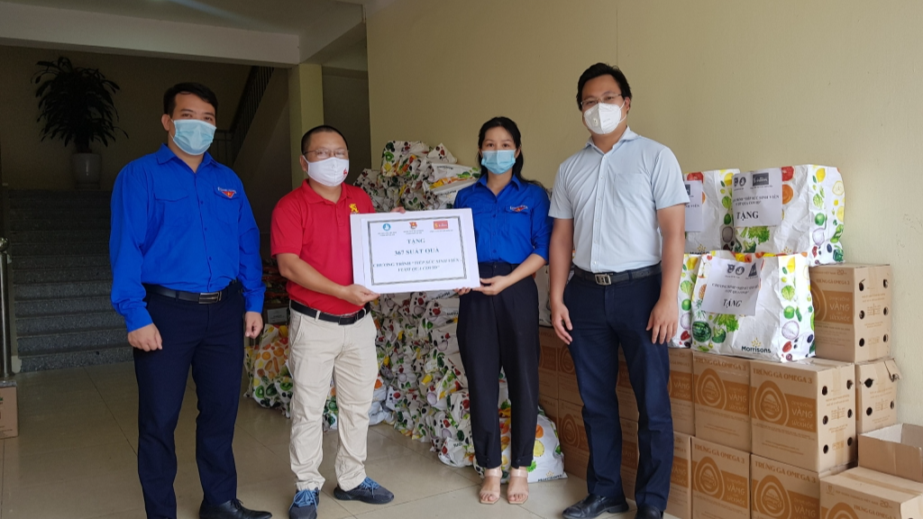 Thông qua Quận đoàn Cầu Giấy các phần quà được gửi tặng tới sinh viên Thông qua Quận đoàn Cầu Giấy các phần quà được gửi tặng tới sinh viên