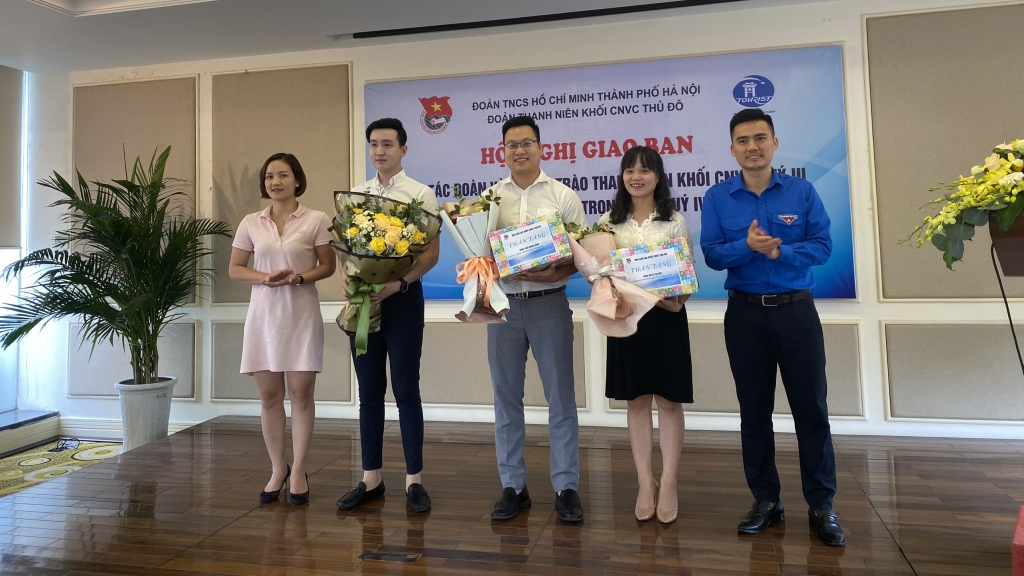 Tặng hoa chúc mừng và tri ân các đồng chí thôi không phụ trách khối Công nhân viên chức 