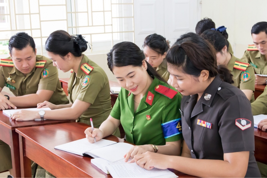 Nữ cảnh sát Đinh Song Thương gây ấn tượng với nhiều người bởi nụ cười tươi và sự thân thiện 