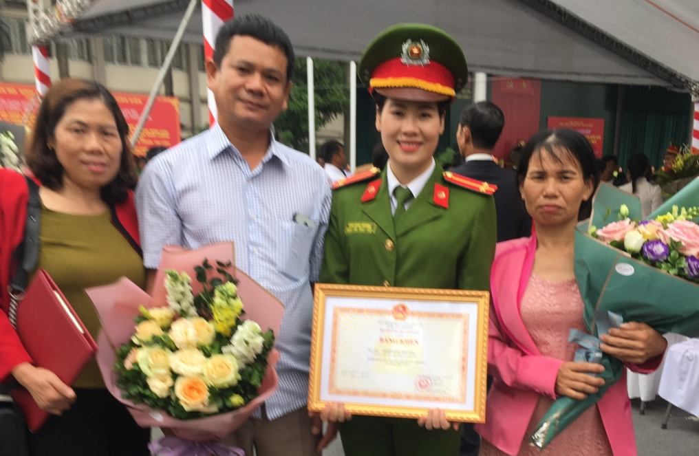 Ngày Song Thương tốt nghiệp, mẹ Phương (ngoài cùng bên phải) không ngần ngại từ Nghệ An là chung vui 