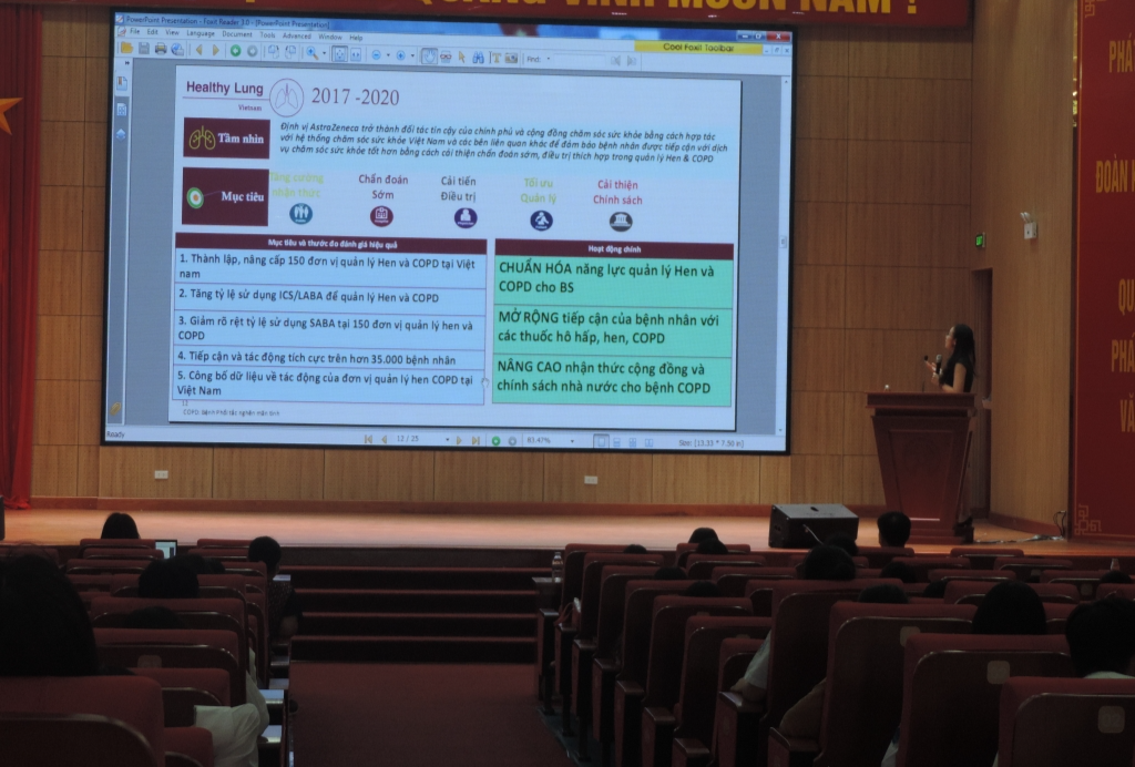 Đại diện của AZ Việt Nam trình bày chuyên đề về ô nhiễm không khí  tại tọa đàm 