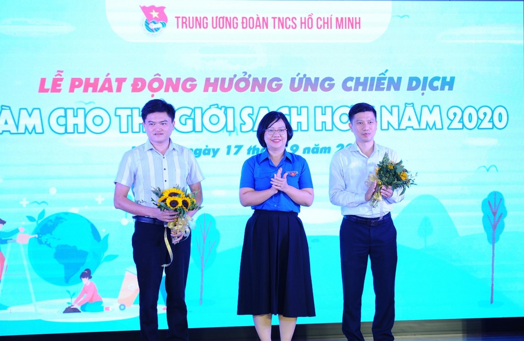 Ban tổ chức tặng hoa tới các đơn vị đồng hành 