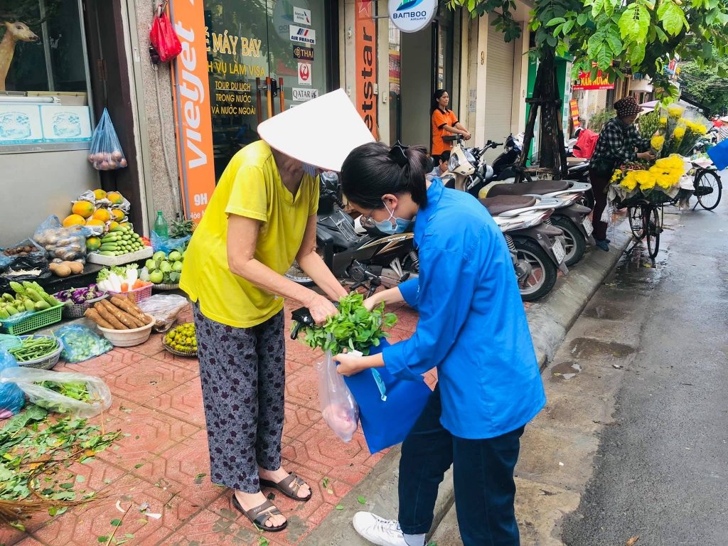 Đoàn viên, thanh niên quận Ba Đình trao túi vải đến người dân 