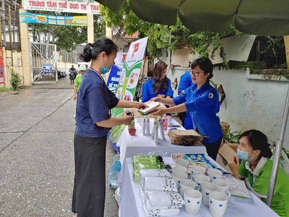 Qua những hoạt động này tuổi trẻ Hoàn Kiếm đẩy mạnh tuyên truyền về bảo vệ môi trường 