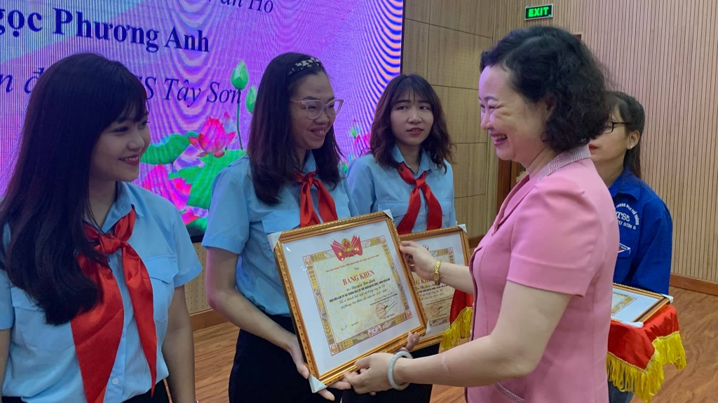 Đồng chí Đinh Thị Lan Duyên, Phó Bí thư Thường trực Quận ủy Hai Bà Trưng trao bằng khen tới các cá nhân xuất sắc