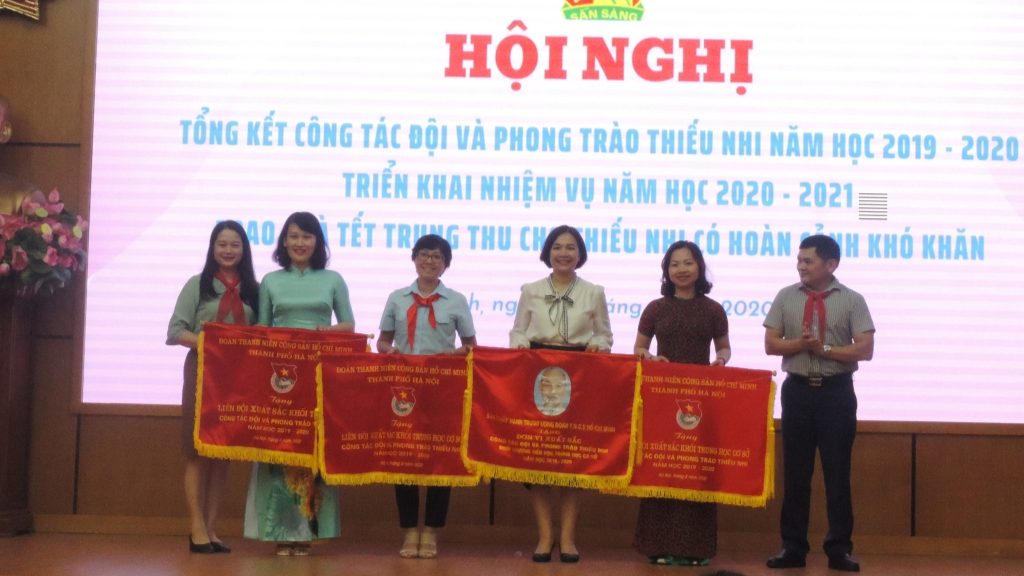 Các tập thể xuất sắc nhận cờ thi đua do Trung ương Đoàn, Thành đoàn Hà Nội trao tặng