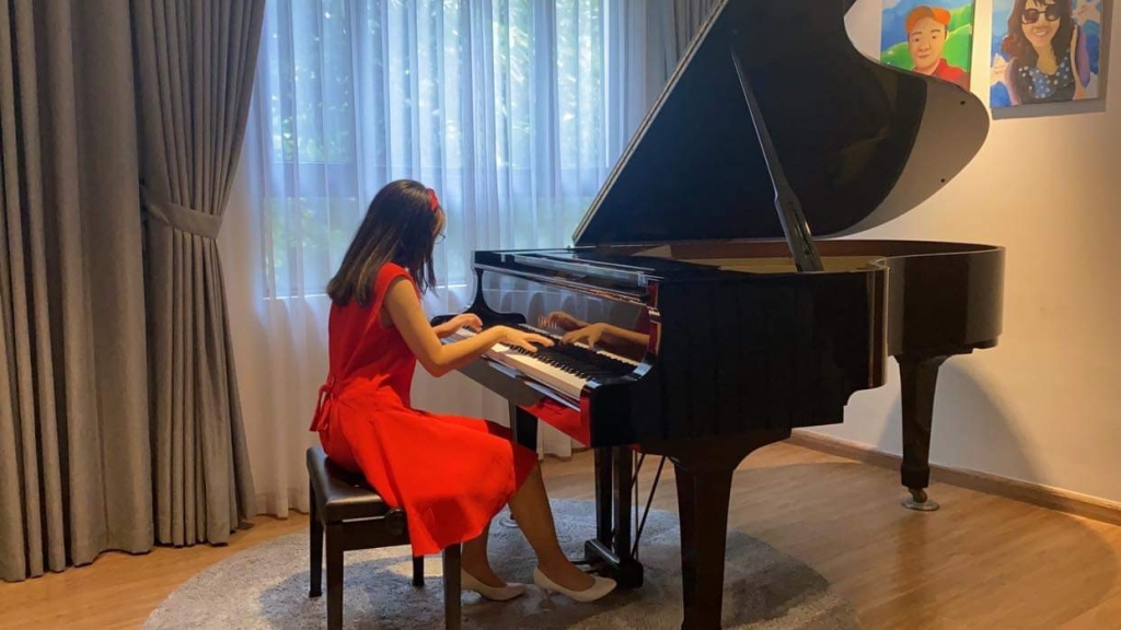 Phan Ánh Minh biểu diễn Piano trong buổi công chiếu 