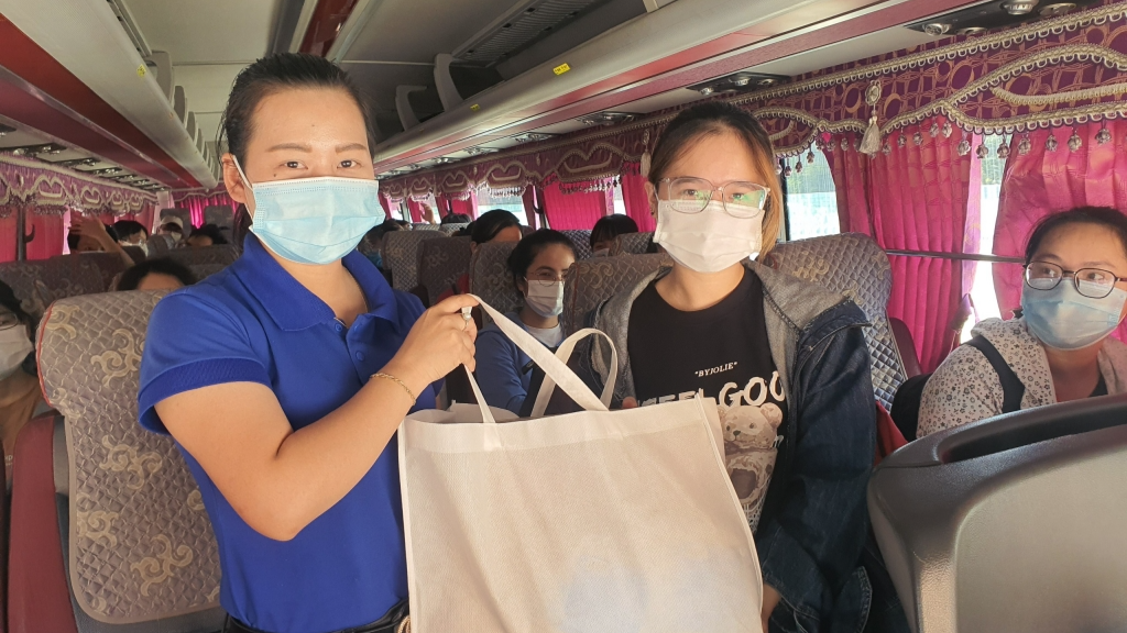 Đồng chí Nguyễn Quỳnh Trang, Bí thư Quận đoàn Hoàng Mai tặng quà tới các bạn sinh viên 