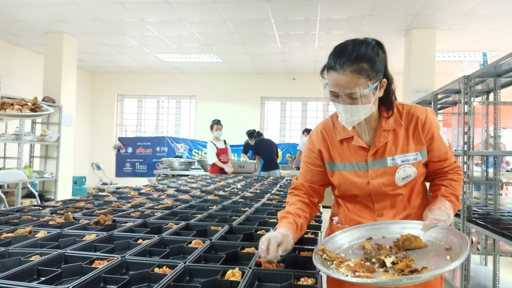 Người thợ điện Thủ đô trực tiếp tham gia chế biên suất ăn gửi tặng người khó khăn 