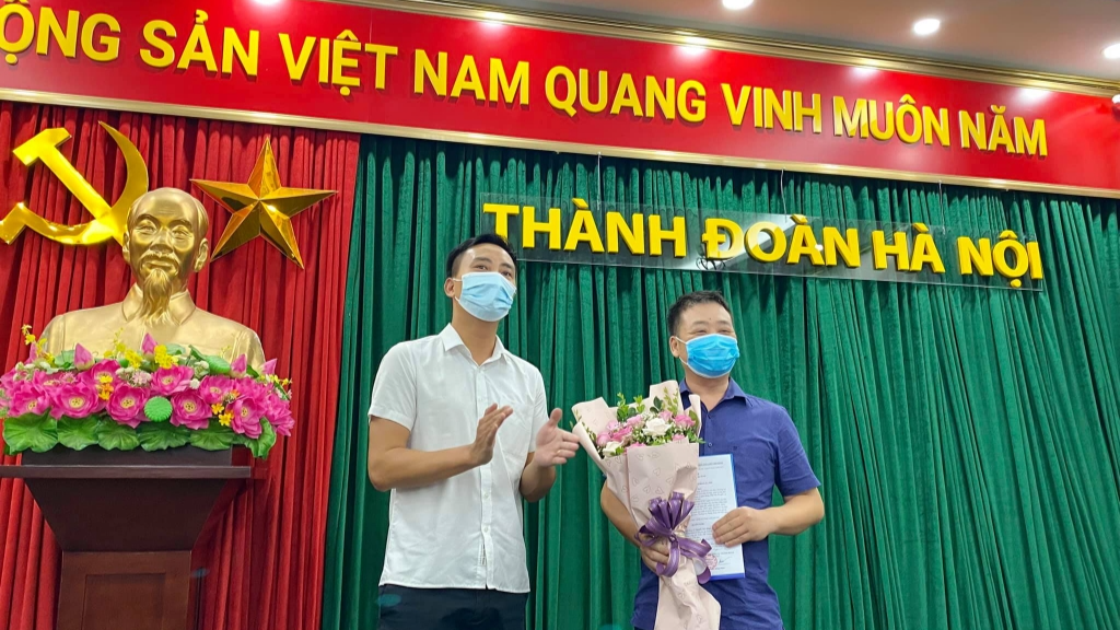 Phó Bí thư Thường trực Thành đoàn Hà Nội Nguyễn Đức Tiến trao quyết định và chúc mừng đồng chí Nguyễn Hải Bằng 