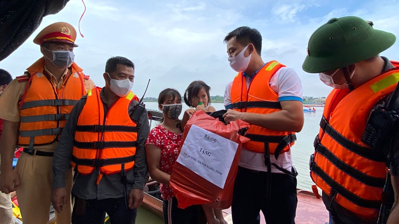 Phó Bí thư Thành đoàn, Chủ tịch Hội Liên hiệp thanh niên Việt Nam thành phố Hà Nội Nguyễn Đức Tiến cùng đại diện các đơn vị thăm hỏi và trao quà tới hộ gia đình đang sinh sống tại làng chài ven sông Hồng