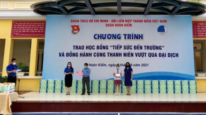 Quận đoàn Hoàn Kiếm trao tặng quà hỗ