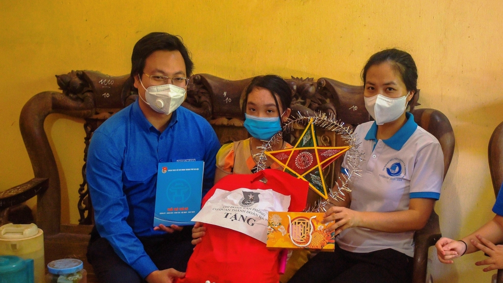 Đồng chí Trần Quang Hưng, Phó Bí thư Thành đoàn, Chủ tịch Hội Sinh viên thành phố Hà Nội tặng quà tới thiếu nhi
