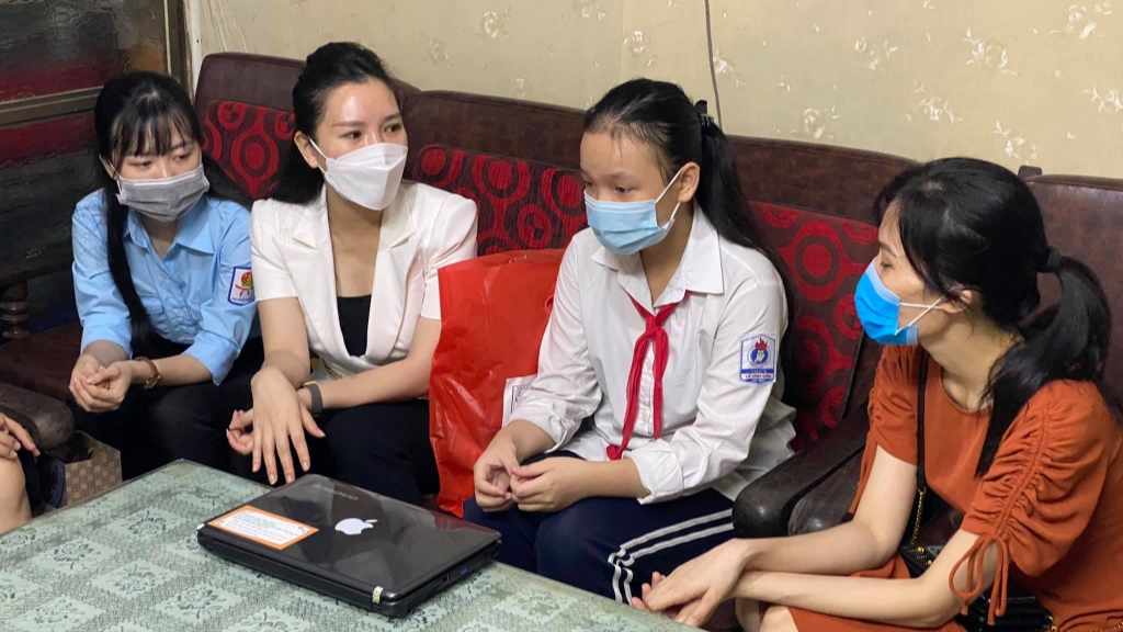 Đồng chí Bùi Thị Lan Phương, Phó Bí thư Thành đoàn Hà Nội (thứ hai từ trái sang) trao tặng máy tình tới học sinh hoàn cảnh khó khăn