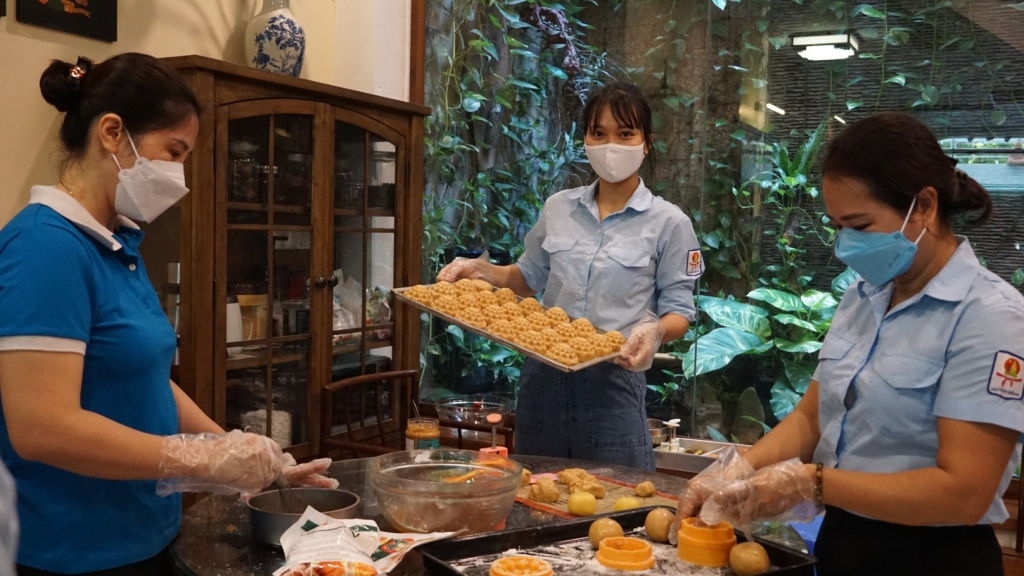 Hà Đông: “Áo xanh” vào bếp làm bánh Trung thu gửi tặng thiếu nhi