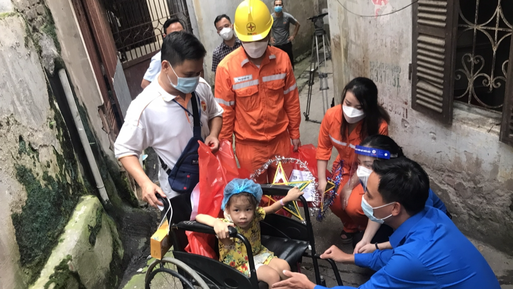 Phần quà Trung thu được trao đến các bệnh nhi